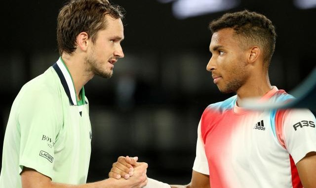 开云登录-救赛点逆转闯澳网四强 梅德维德夫赛后“致敬”德约