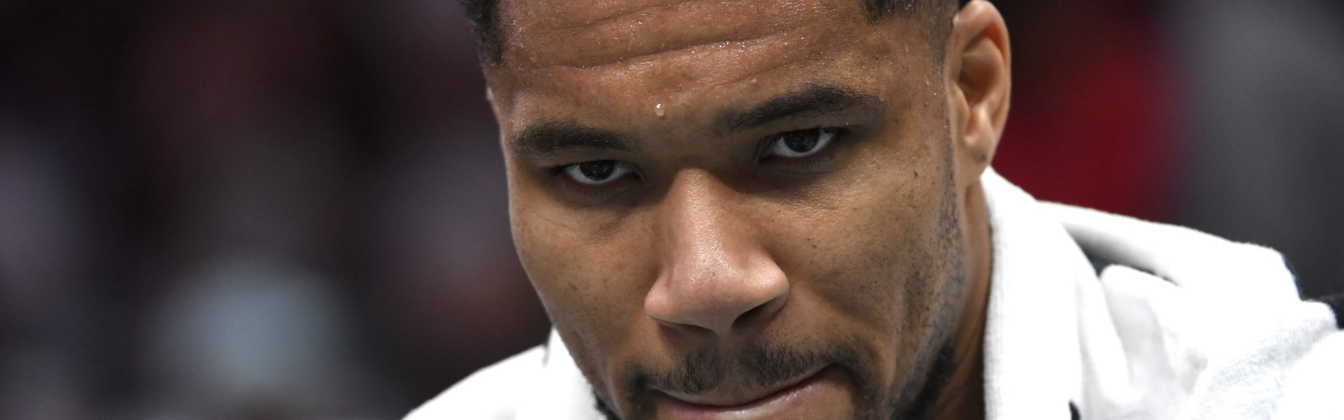 开云中国-无心恋战？字母哥最后时刻伤退&amp;8中4拿到22分13板7助 罚球16中14