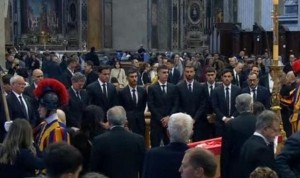 意媒：罗马队派出代表团出席教皇追思会，拉涅利、迪巴拉等人出席