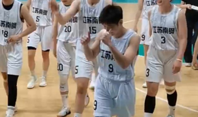 两战净胜135分！两米高塔稳定发挥又冒尖 26岁夺AMVP也难入女篮一队